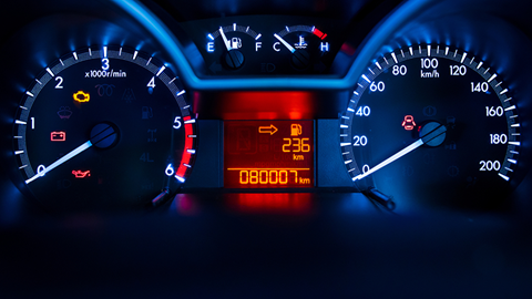 cadran d'une voiture indiquant le nombre de kilomètres parcourus